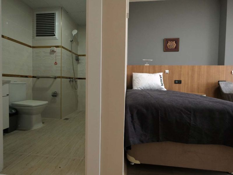 Adana Akalın Özel Huzur Evi Odalarımızın Banyosu